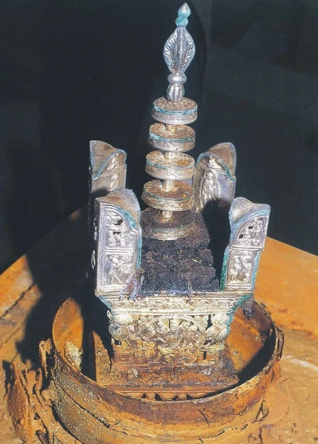 2001年重修雷峰塔时,发现神秘地宫,出土了两件轰动世界的国宝
