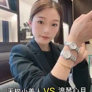 浪琴心月vs天梭小美人!纠结党必看|柜姐实测对比💫
宝子们!女生选瑞士女表,这两款真的逼疯选择困难症!浪琴心月vs天梭小美人,同属斯沃琪集团,到底该冲哪只?今天柜姐手把手拆解,帮你选到本命表~