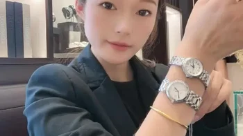 浪琴心月vs天梭小美人！纠结党必看｜柜姐实测对比💫
 
宝子们！女生选瑞士女表，这两款真的逼疯选择困难症！浪琴心月vs天梭小美人，同属斯沃琪集团，到底该冲哪只？今天柜姐手把手拆解，帮你选到本命表～