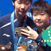 乒乓球亚洲杯女单颁奖仪式完整版！孙颖莎冠军王曼昱亚军蒯曼季军，三人合影太有爱了，三面五星红旗同时升起！