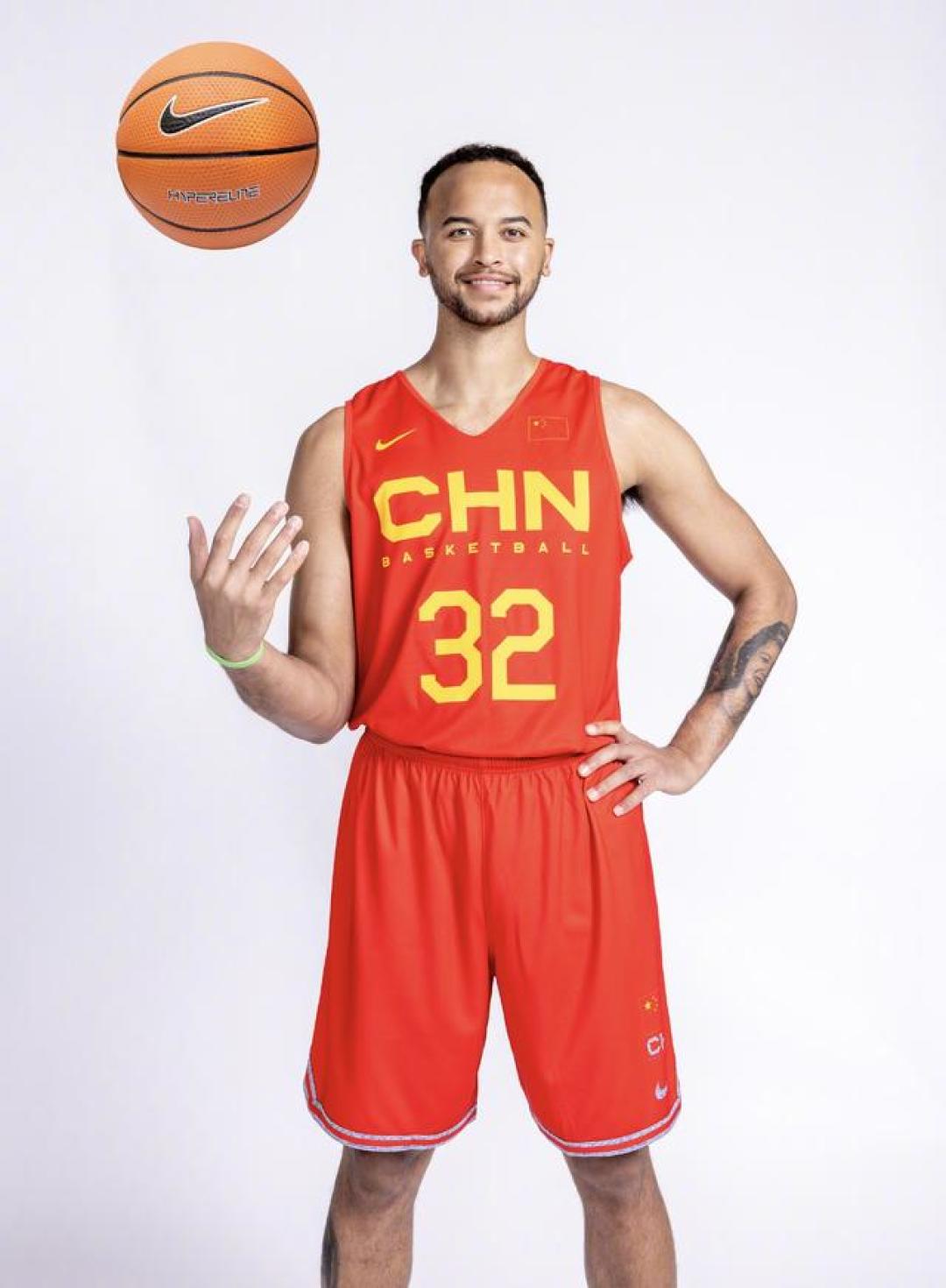 下午3点,李凯尔亲自辟谣:没有把国籍变回美国!并配上中国国旗