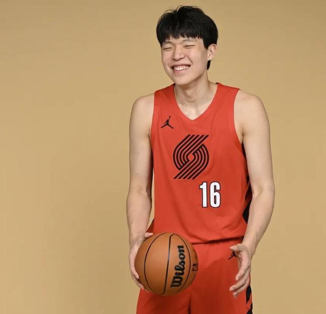 过山车式表现！杨瀚森战灰熊：从犯规不断到转身暴扣救赎