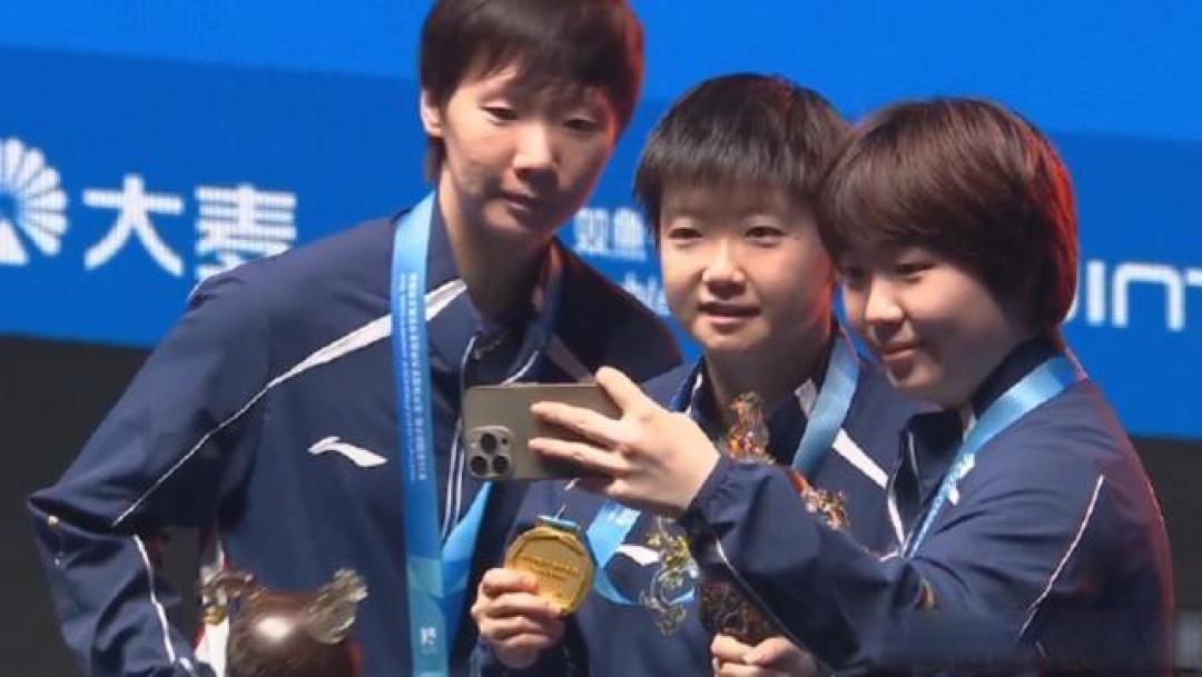 国乒女单包揽亚洲杯金银铜,三面五星红旗同时升起