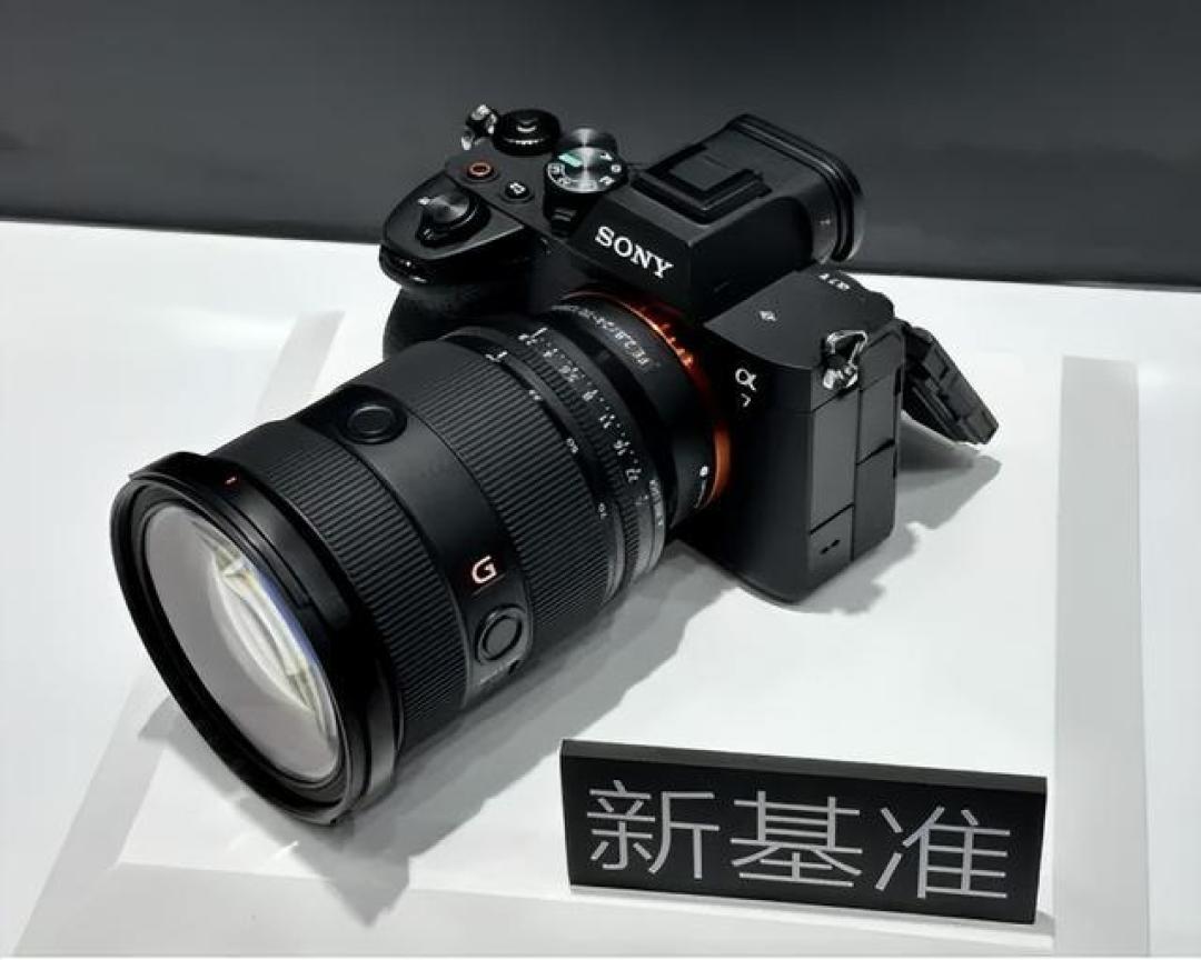 R63参数激进但有硬伤,A7M5看似保守却赢在生态和可靠性
