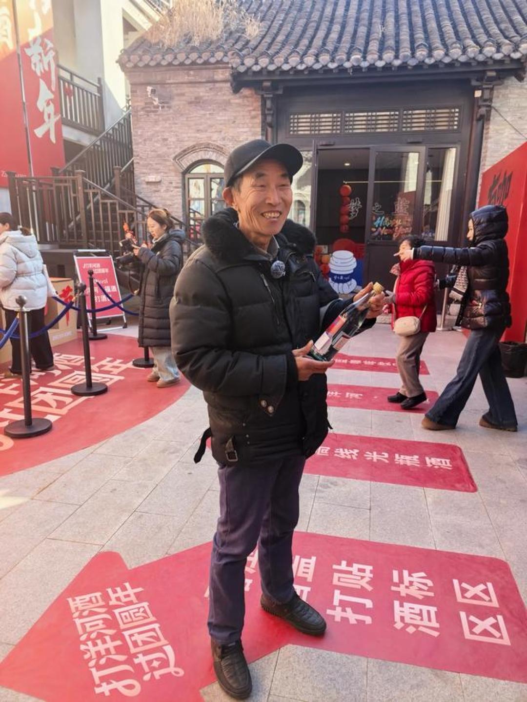 实拍洋河打酒节:光瓶酒被疯抢,传统年味唤醒“集体记忆”