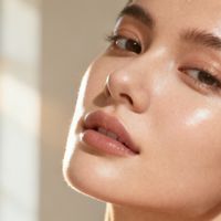 干皮学生党别只看价格！百元内粉底液的持妆力与滋润度才是关键