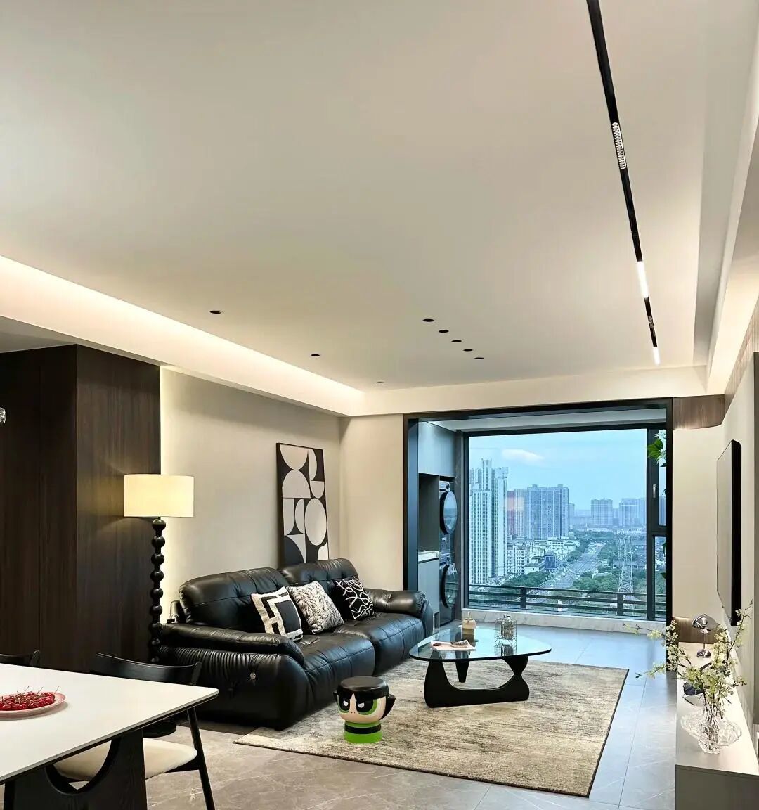 入住后才明白，4件没有必要买太大的家具，“小一号”更加实用