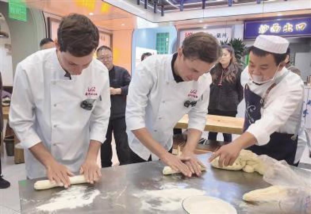 法国好友辞职徒步13000公里到上海,每天走一个马拉松