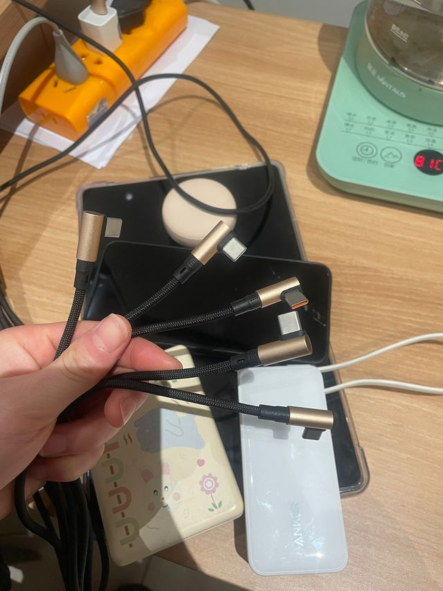 这根数据线真的好凶哦，竟然是五合一的！