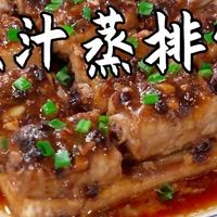 大家注意看,往排骨里面加一勺盐和一勺面粉,再用手抓一抓,就能做出一道广东特色美食