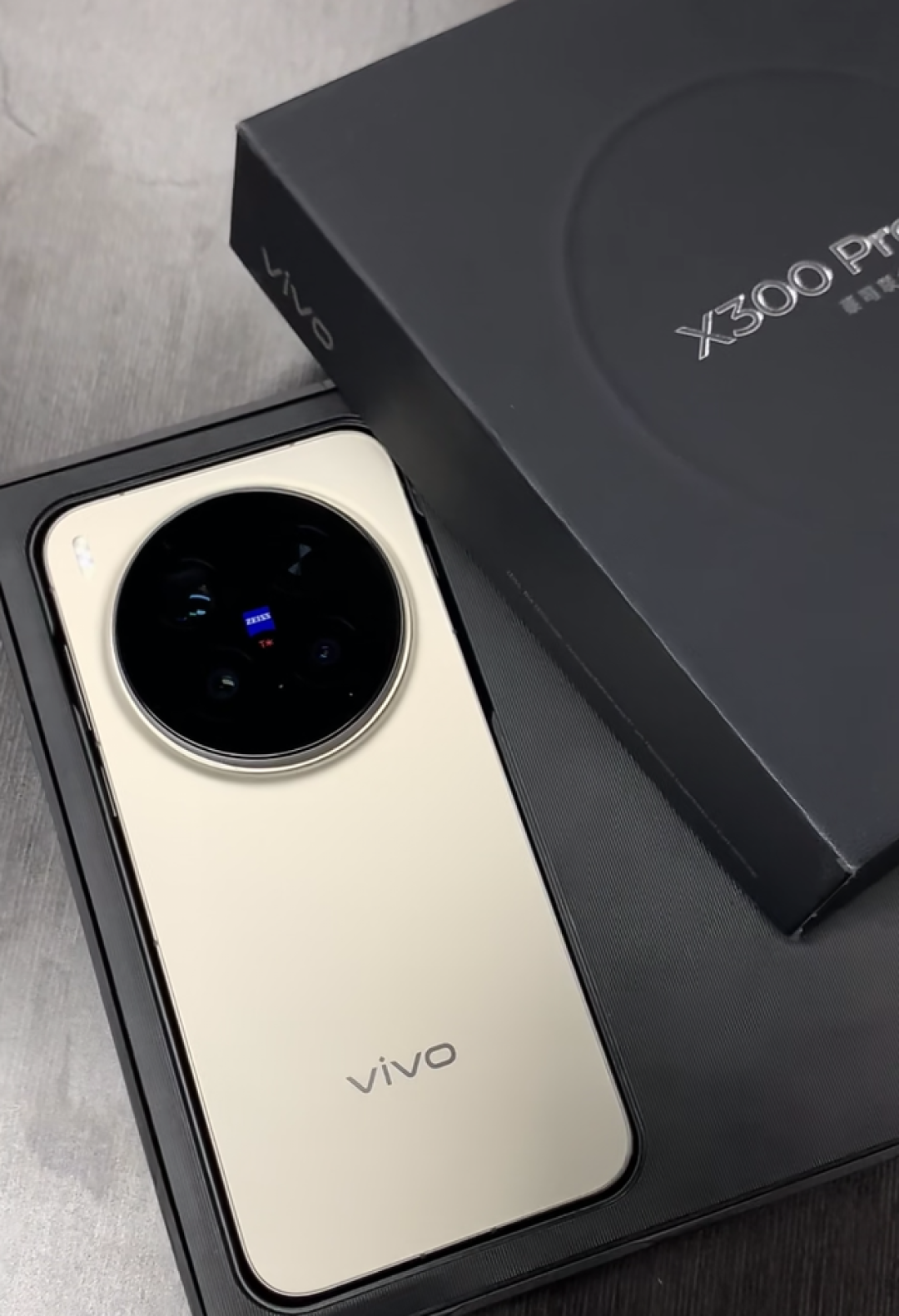 6000元档二选一!vivo X300 Pro vs iPhone 17,全网最实在的选购指南