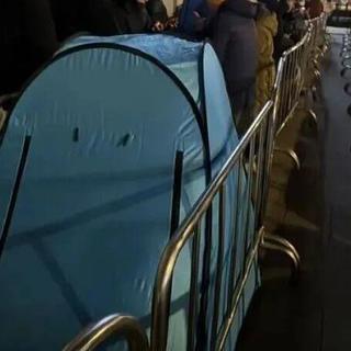 上海-1℃街头，市民通宵搭帐篷、贴满暖宝宝，疯抢福袋太拼了！