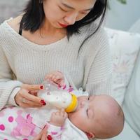 成人吸不出奶水，新生儿却一吸就有？产科医生揭秘背后真相！