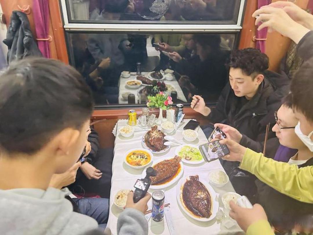这趟绿皮火车即将停运，不少人“抢救性打卡”，只为这道招牌菜