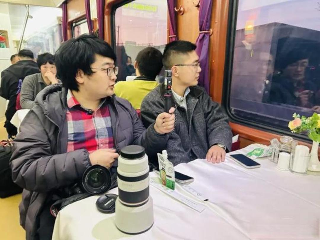 承载无数人记忆！这趟绿皮火车即将停运，不少人“抢救性打卡”，只为这道红烧鲈鱼