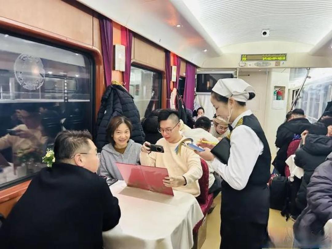 承载无数人记忆！这趟绿皮火车即将停运，不少人“抢救性打卡”，只为这道红烧鲈鱼