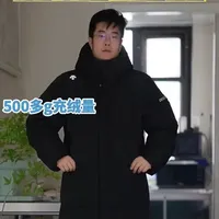 迪桑特这件长款实物比我想象中的厚，属于加厚款、很少见的那种厚度了！
上身效果蓬松度高，有点小臃肿，但很有安全感，从头到脚的全身防护！
细节质感也挺精细，绒领细腻、立体logo、拉链口袋都很全面，品牌辨识度也很高。
我178cm160斤穿的105码正好！
#冬季户外指南 #迪桑特羽绒服测评 #东北冬天穿搭 #冬天的第一件户外羽绒服 #宝藏长款羽绒服