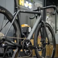 6.1KG喜德盛X-LAB RT9 第一视角装车解说 整车大体配置如下：
车架：喜德盛 X-LAB RT9 M码
车把：车架原配一体把 380-100
套件：禧玛诺UT8170
牙盘组：XXE钛轴曲柄+sigeyi SL功率盘爪
轮组：波动力 ACME
轮胎：米其林powercup 28c 开口胎
整车裸重约：6.13KG
#黄技师单车工作室 #自行车 #骑行 #公路车 #公路车组装