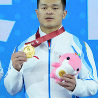 石智勇夺举重73公斤级冠军！赛后一吻，原因令人动容……