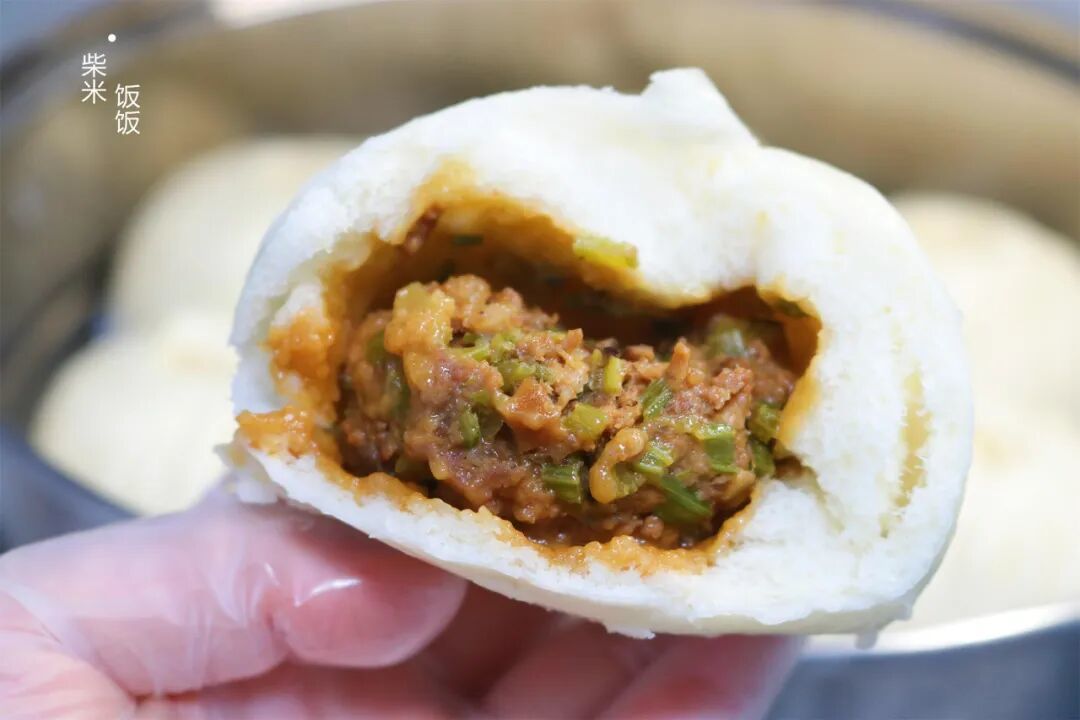 一半生一半熟的酱肉包，鲜嫩多汁到离谱，早餐热10分钟就开吃