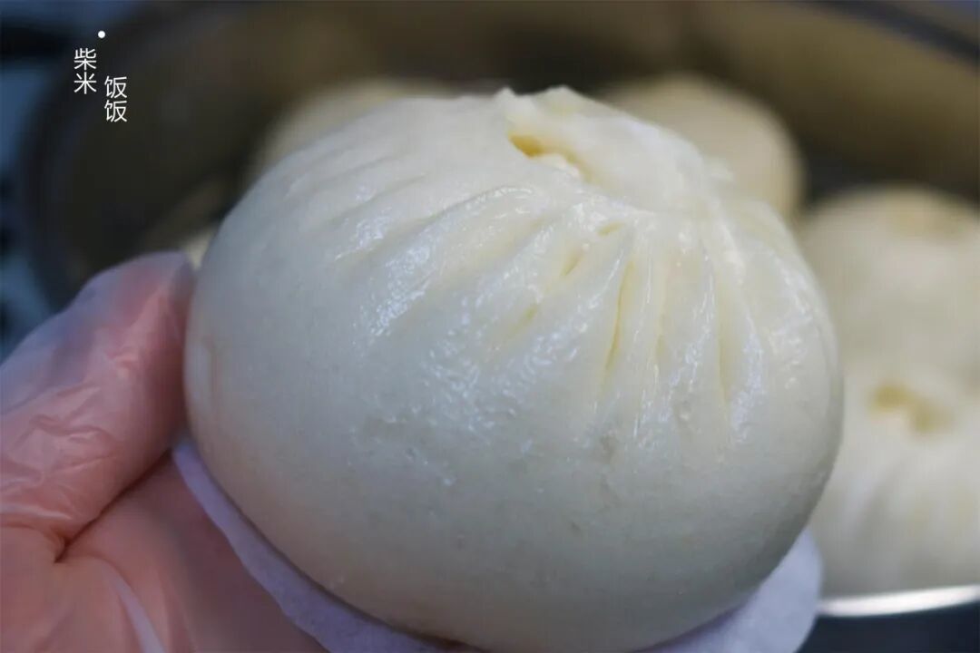 一半生一半熟的酱肉包，鲜嫩多汁到离谱，早餐热10分钟就开吃