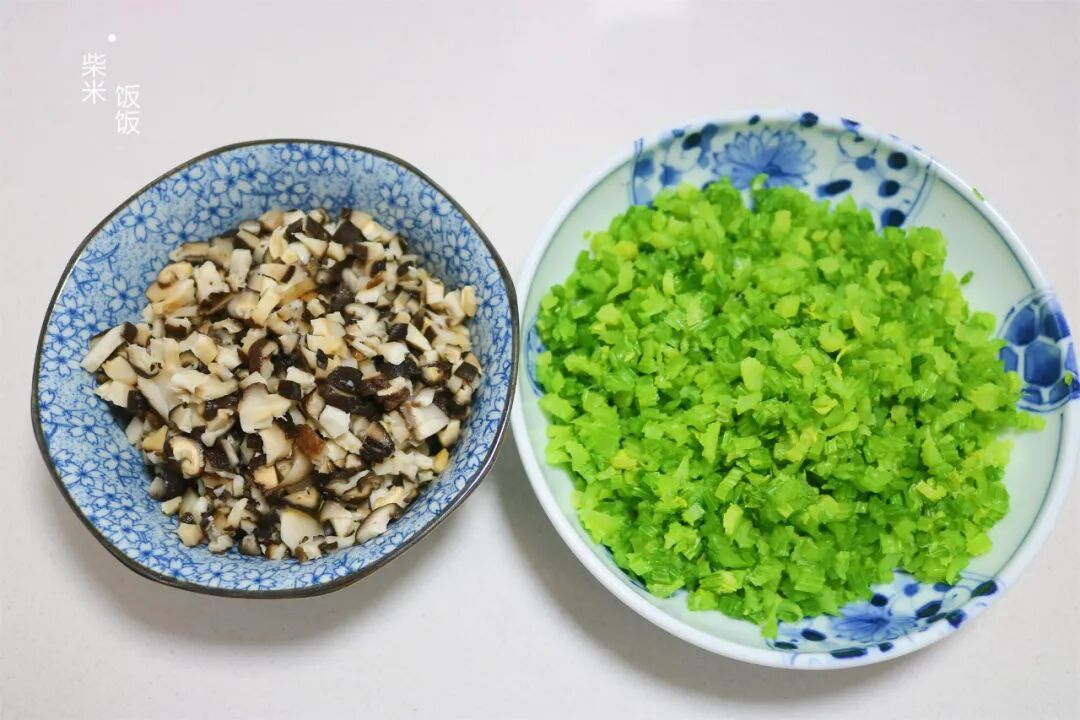一半生一半熟的酱肉包，鲜嫩多汁到离谱，早餐热10分钟就开吃