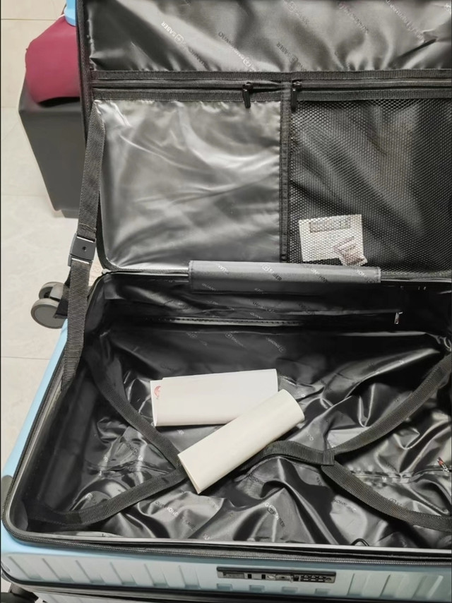 优质PC材质，新秀丽行李箱坚固耐用