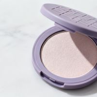 别只看“伪素颜”！国货提亮粉饼实测：粉质细腻度与持妆控油力才是关键差异