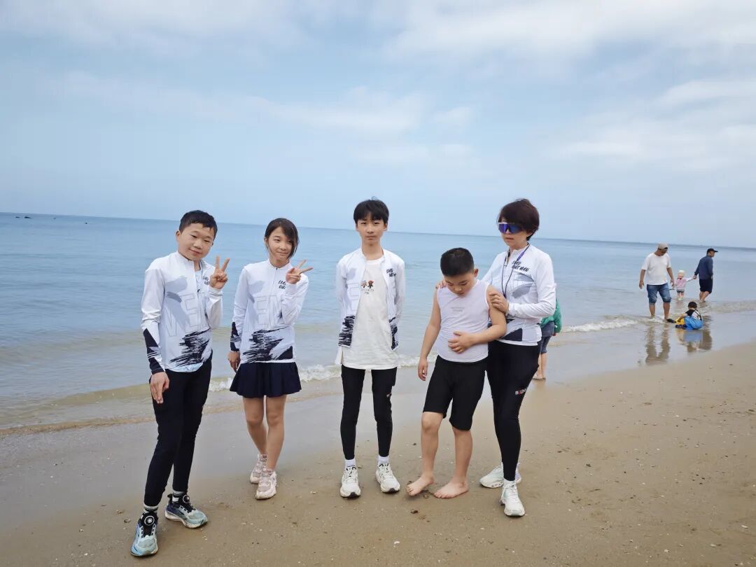 九岁孤独症少年环海南骑行第二天雾中出发,落日抵达:126公里海岸线|超超爸爸海南骑行日记 Day1