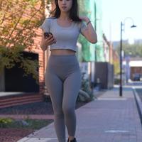 灰色系运动美学：解构当代都市女性的舒适时尚法则