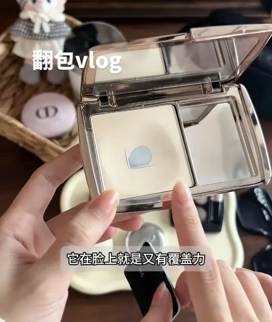 分享出门三天两夜的化妆包
#翻包记 #腮红膏 #彩妆 #底妆 #眼影