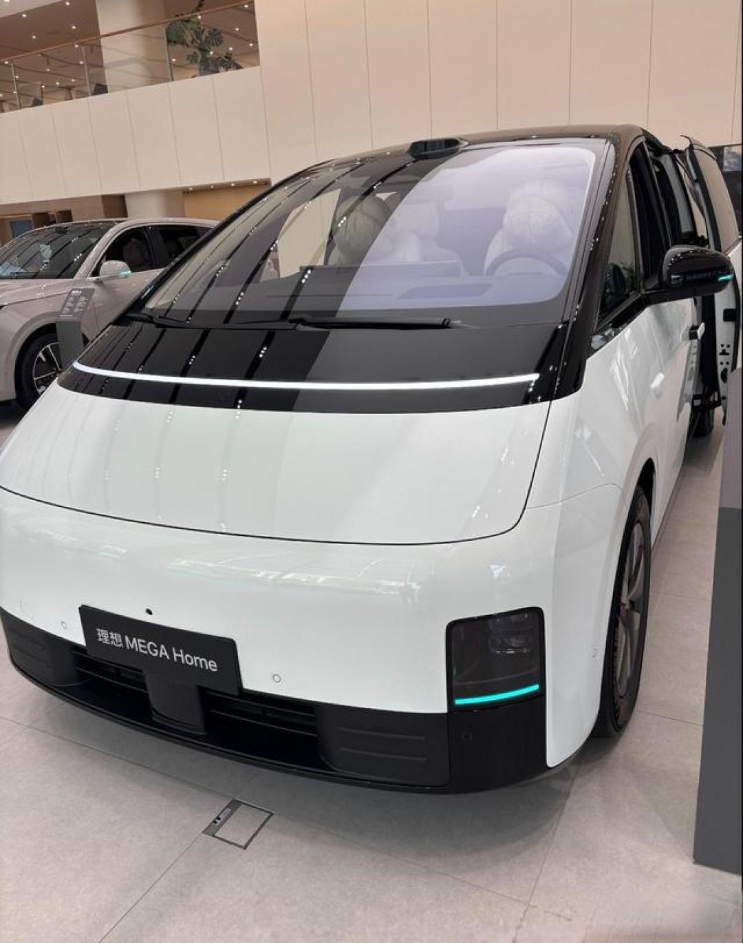理想汽车，为何在骂声与掌声中卖得越来越好？