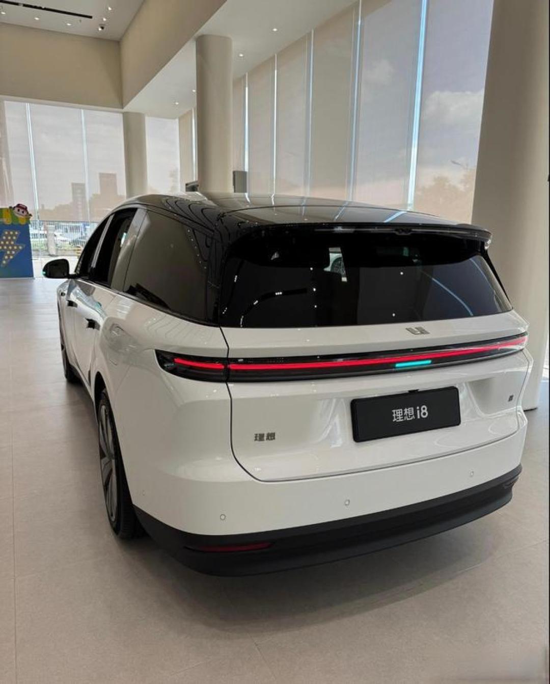 理想汽车，为何在骂声与掌声中卖得越来越好？