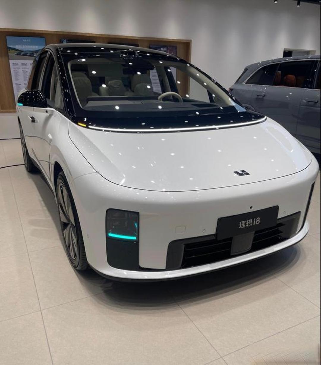 理想汽车，为何在骂声与掌声中卖得越来越好？