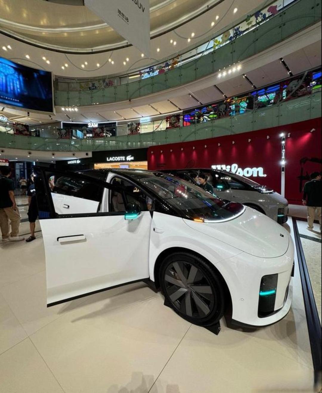 理想汽车，为何在骂声与掌声中卖得越来越好？