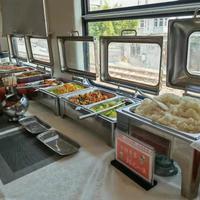 **绿皮火车特色餐食成打卡热点：K128/125次自助餐常态化运营，湖南多地车站15元盒饭十年未涨价**