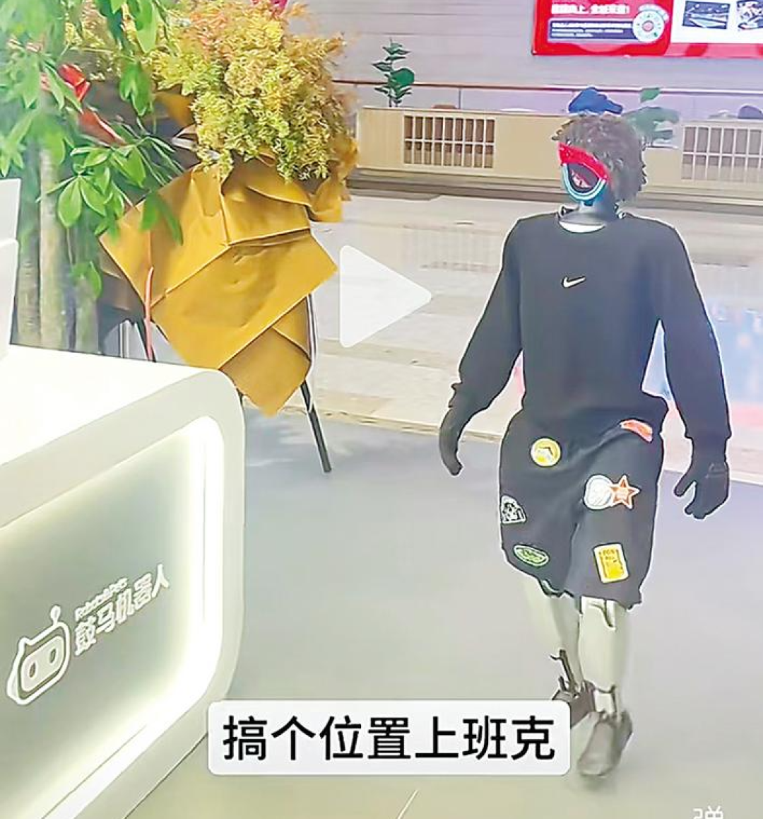老汉口打工谁最忙?机器人“豆皮”走穴忙到“腿软”