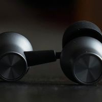 担心运动耳机掉落？那为什么不试一试只要87元的挂脖耳机？戴灵D4