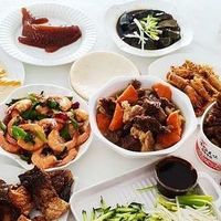 看看我家小年年夜饭，鱼虾都有，吃起来很有年味！