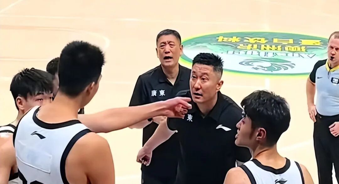 篮板联盟第1!盖帽联盟第1!从杜锋弃徒到顶级国产中锋,你太争气了