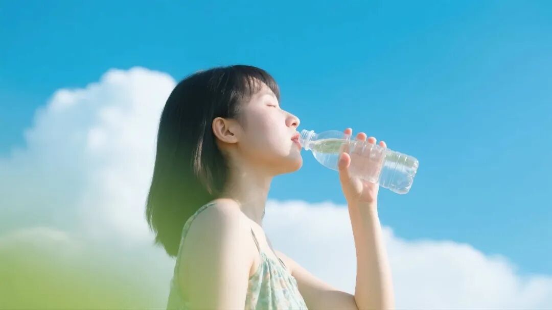 瓶装水 vs 自来水:你每天喝的水,真的选对了吗?