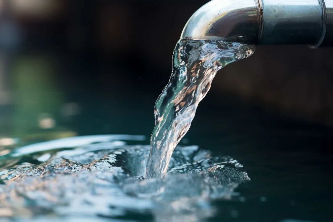 瓶装水 vs 自来水:你每天喝的水,真的选对了吗?