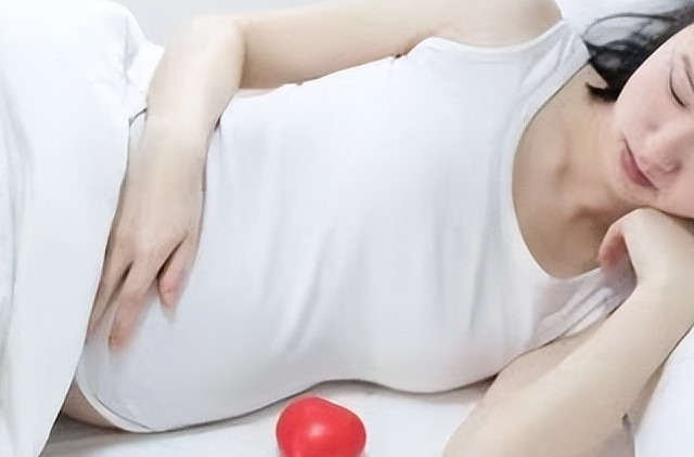 脐带绕脖5圈，胎儿险丧命！孕晚期3个异常是胎儿求救信号，速查