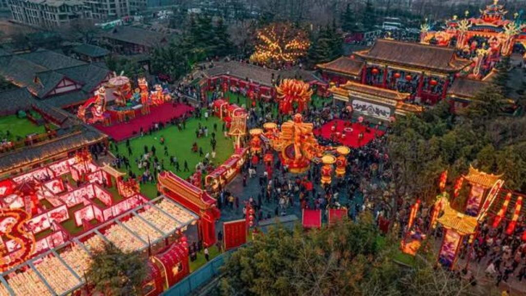今年春节就去万岁山!穿越大宋江湖,看打铁花,性价比超高!