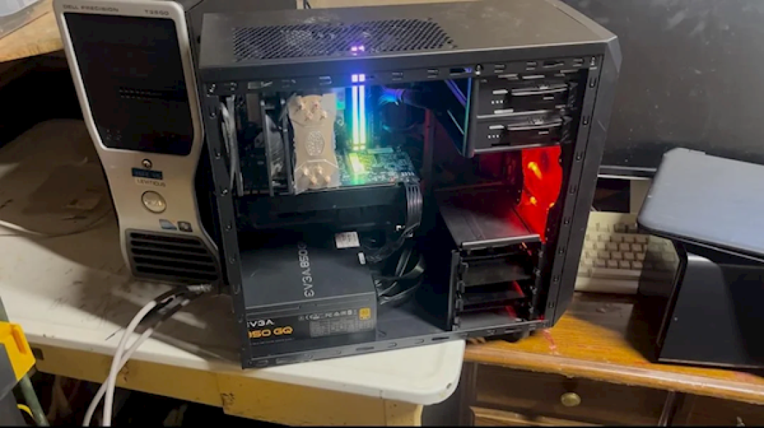 垃圾堆竟捡到完整PC+NAS!64GB DDR4内存就值5000