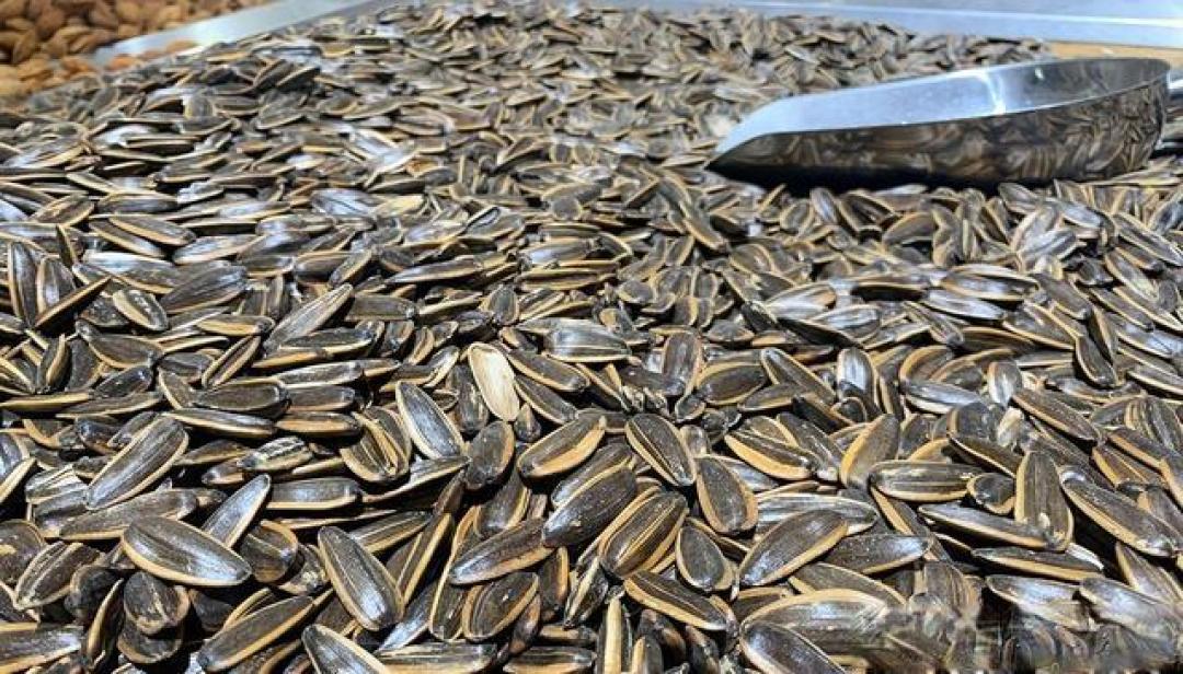 春节买年货,无论多有钱,5种干果都别买,超市员工:白给都不要
