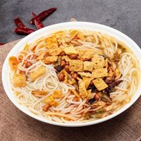 别被19.9元8包带偏！选螺蛳粉关键看酸笋发酵时长与汤底用料诚意