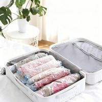 手卷式压缩袋无需抽气即可压缩衣物，但无法实现真正真空