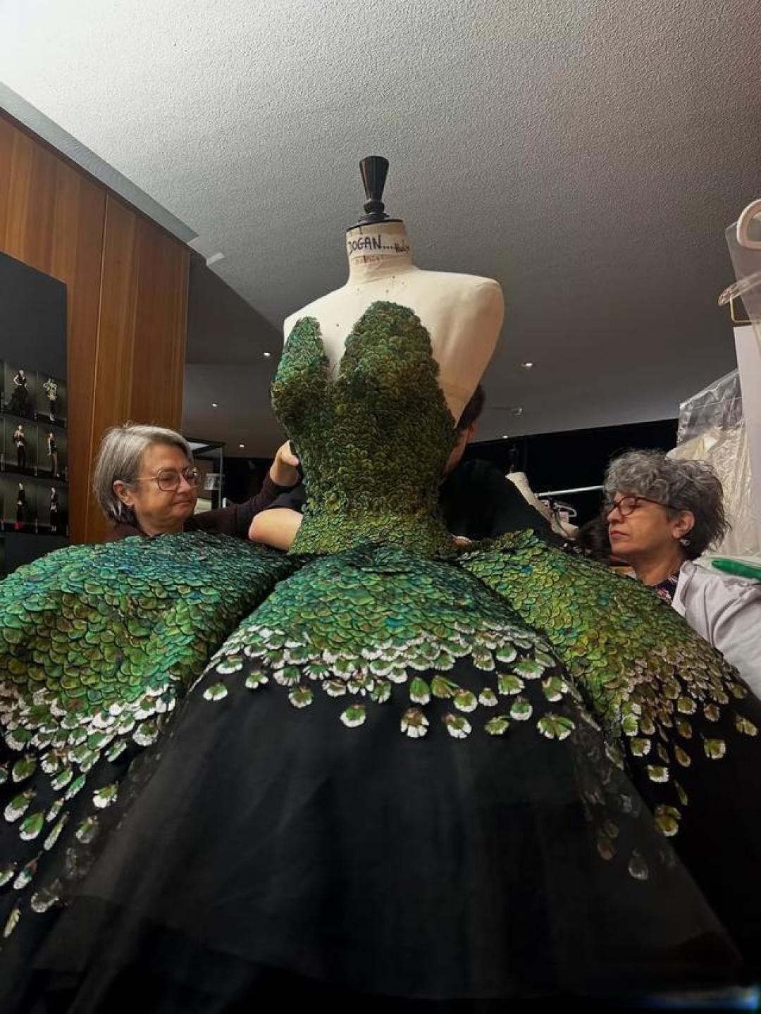 高定封神!Schiaparelli用13800簇手工真丝 织出时尚圈最野孔雀裙