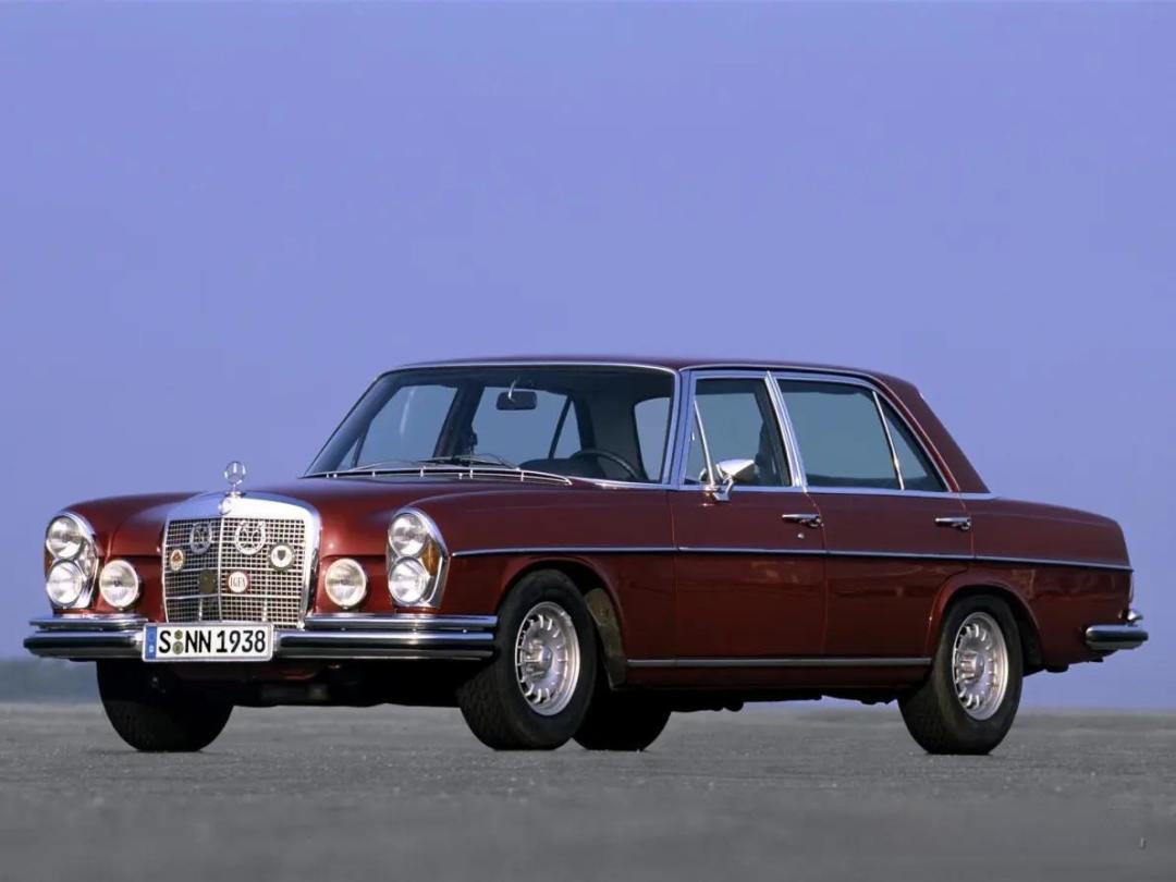 “AMG传奇的序章”————梅赛德斯-奔驰 AMG 300 SEL 6.8 “红猪”